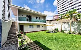 Casa moderna com jardim privativo